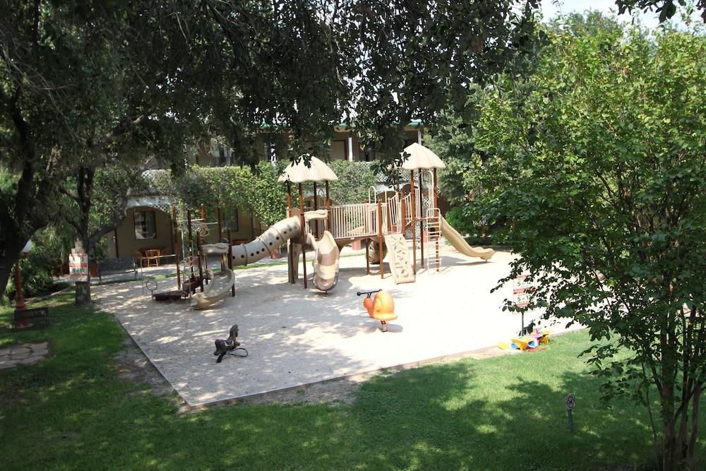 Family Garden Inn & Suites Ларедо Экстерьер фото