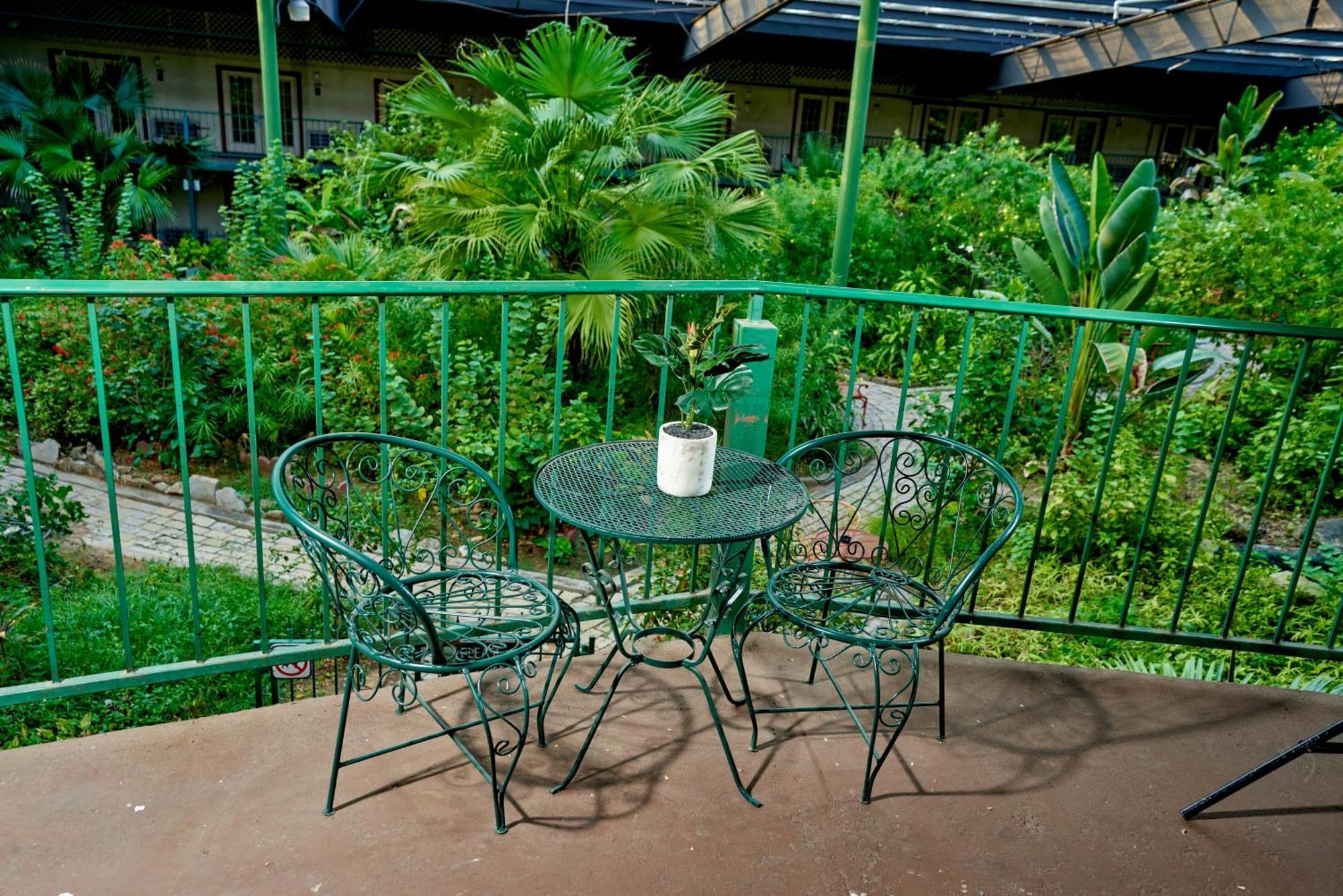 Family Garden Inn & Suites Ларедо Экстерьер фото