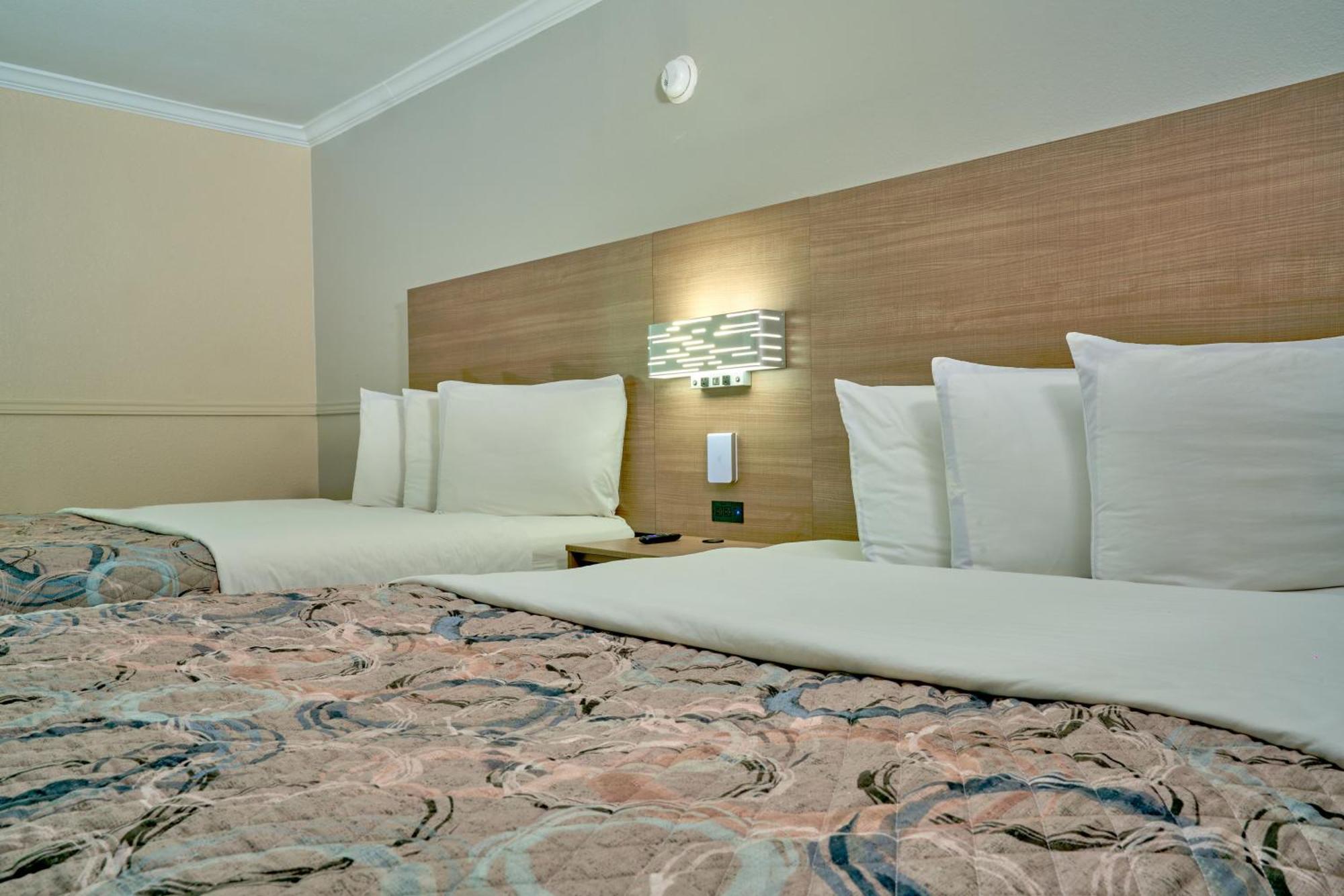Family Garden Inn & Suites Ларедо Экстерьер фото