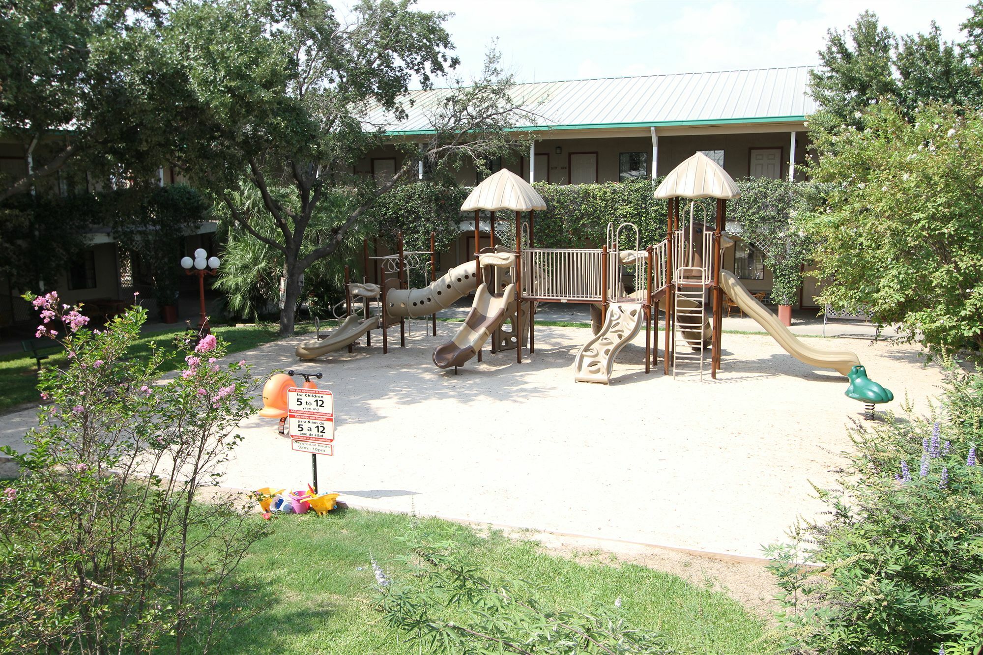 Family Garden Inn & Suites Ларедо Экстерьер фото