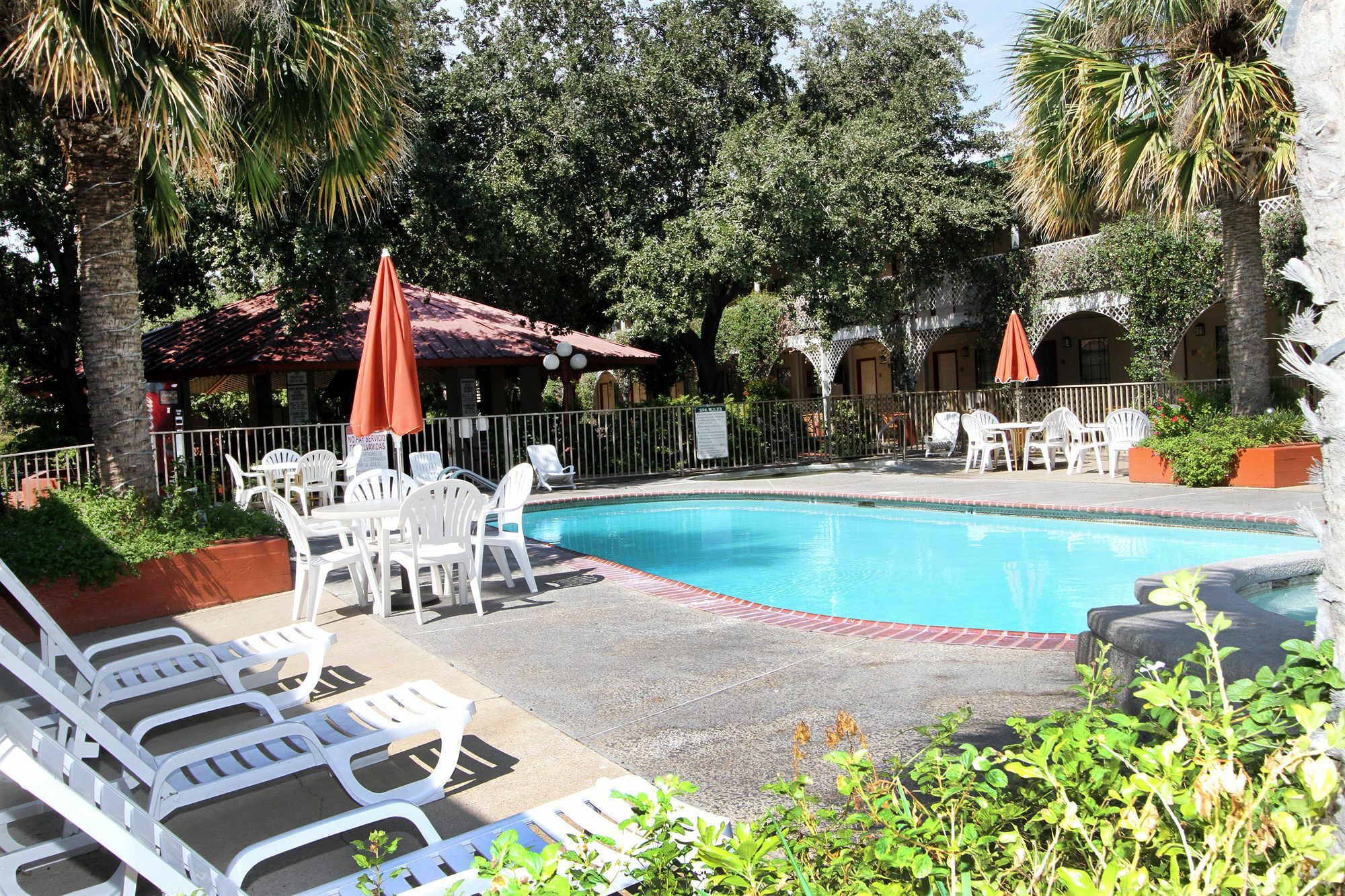 Family Garden Inn & Suites Ларедо Экстерьер фото